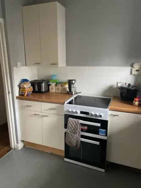 Spacious 2-Double Bedroom Flat Near Charlton Station