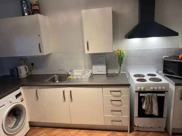 2 Bedroom Ground Floor Flat with Parking