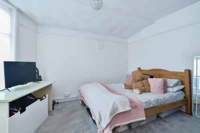 5 Bedroom Family Home Coombe Avenue