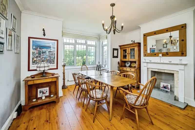 3 Bed Detached House Near Elizabeth Line Station