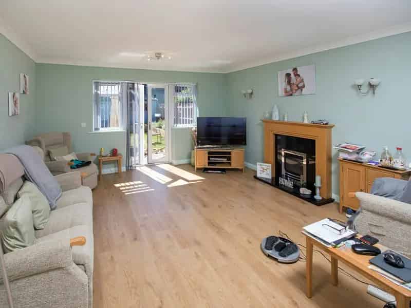 3-Bed Detached House with Ground Floor Master Bedroom and Workshop