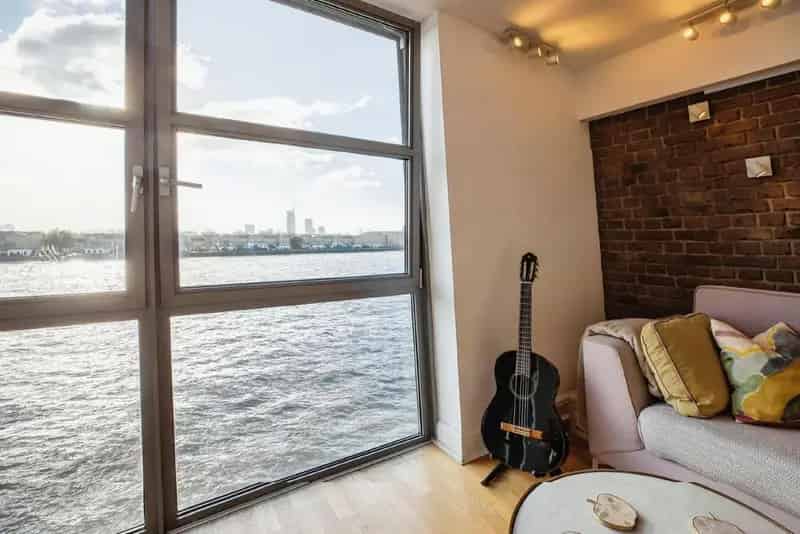 Spacious 2-Bed River View Apartment Near Limehouse DLR