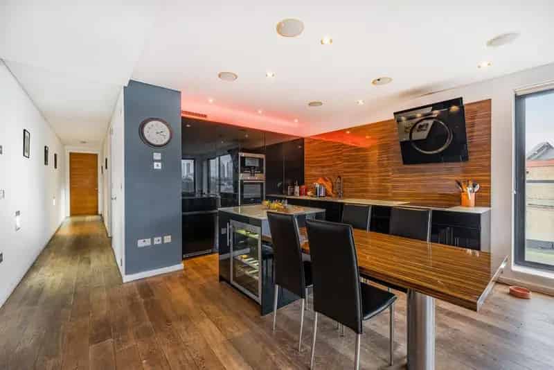 Stunning 2-Bedroom Apartment with Private Roof Terrace and London Skyline Views