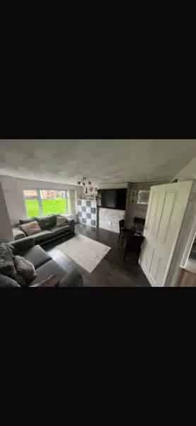 2 Bed Ground Floor Maisonette with Private Garden and Parking