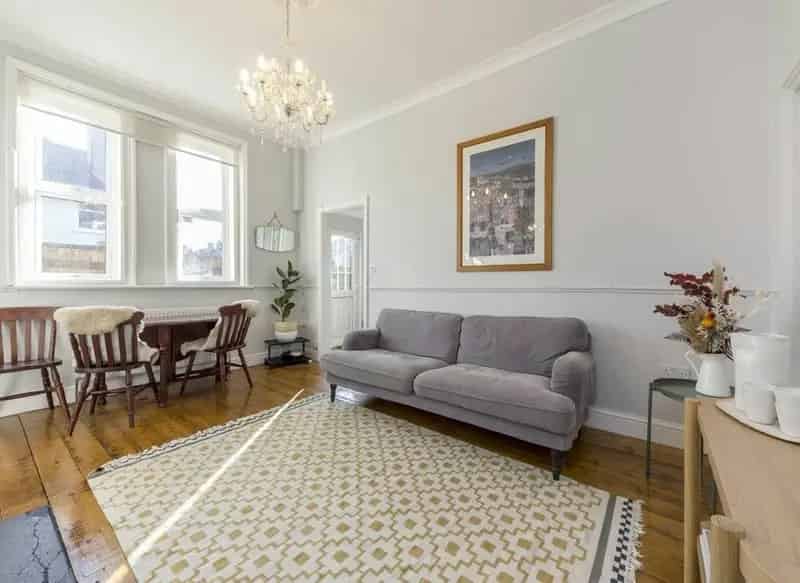 2-Bedroom Apartment near Ealing Common  - Victorian Charm