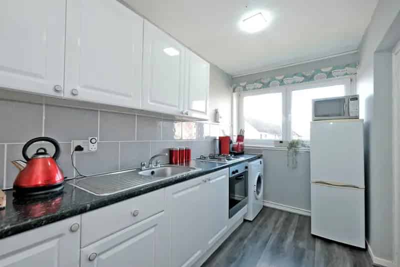 First Floor Flat Modern Upgrades Fitted Kitchen Tiled Bathroom