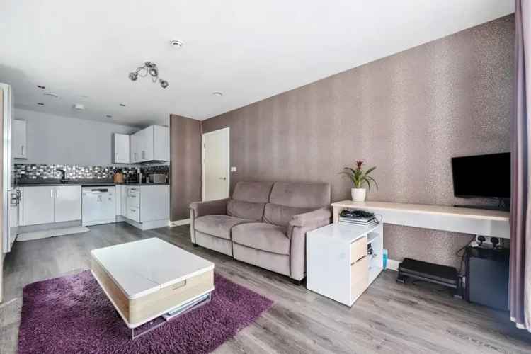 One Bedroom Apartment Kidwells Close Near Train Station