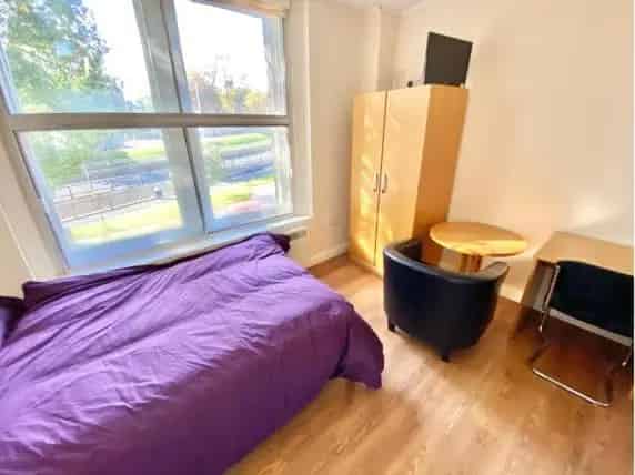 All Bills Included Studio Apartment with Parking near Huddersfield Town Centre