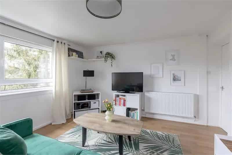 2 Bed Flat Firrhill Excellent Condition Modern Kitchen Private Garden