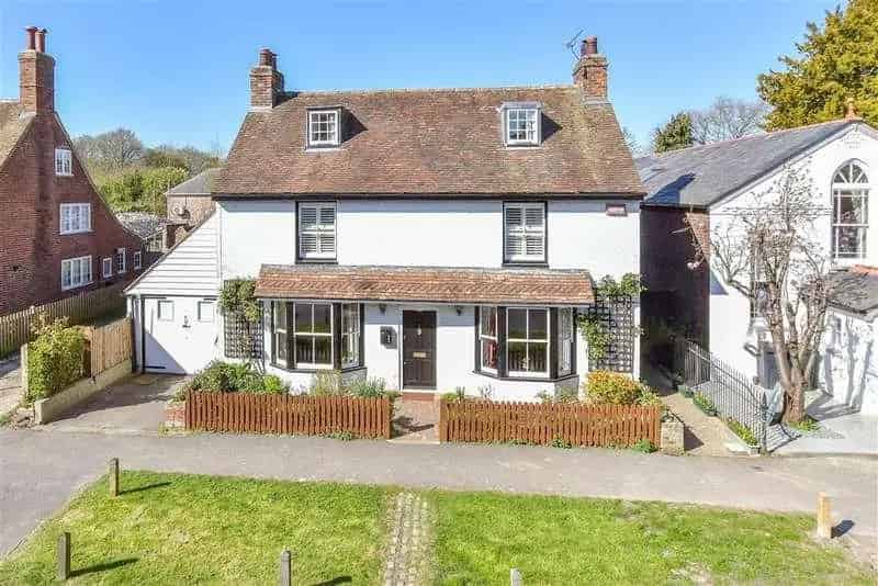 4 Bed House for Sale in Pretty Village Setting