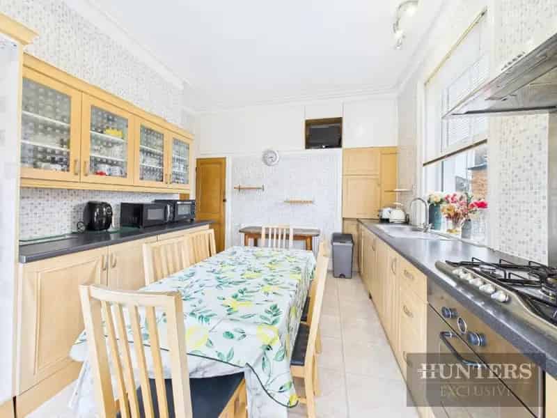 6 Bedroom Victorian Townhouse for Sale