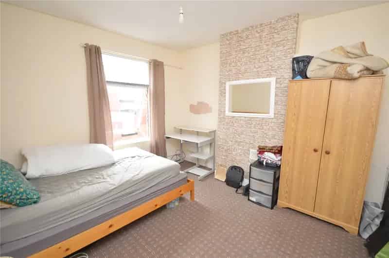Three Bedroom End Terrace House Near M62 M1 Motorways