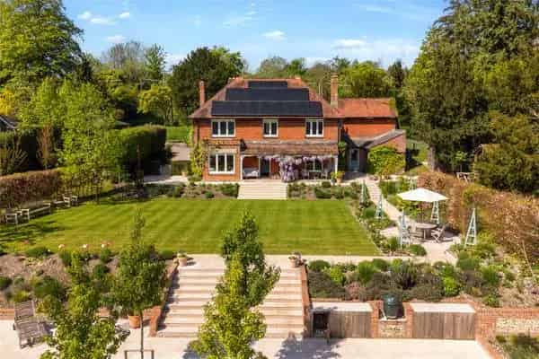Family House with Character Features and Swimming Pool