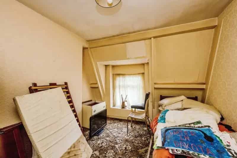 4 Bedroom Mid-Terraced House Near Swansea City Centre
