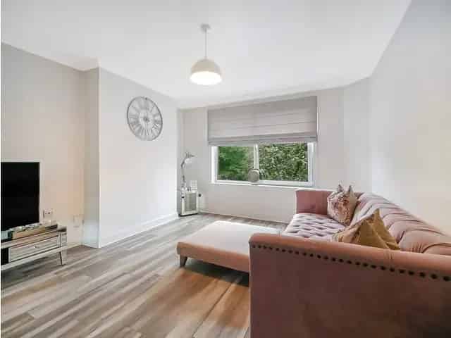 1 Bedroom Flat for Sale Near Town Centre