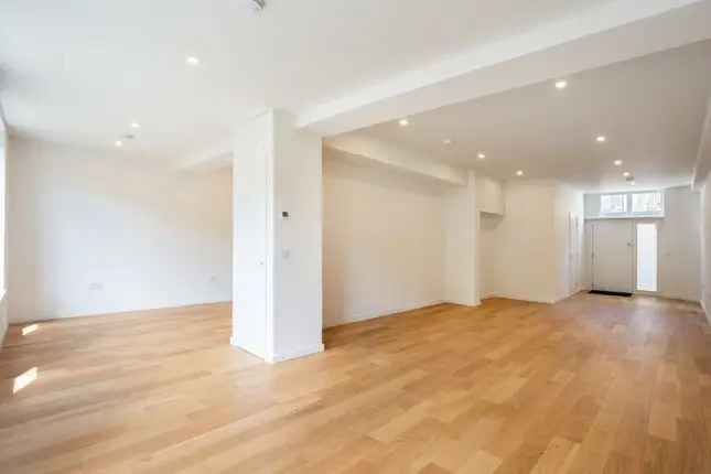 Detached House for Sale in Russell Gardens Mews London W14