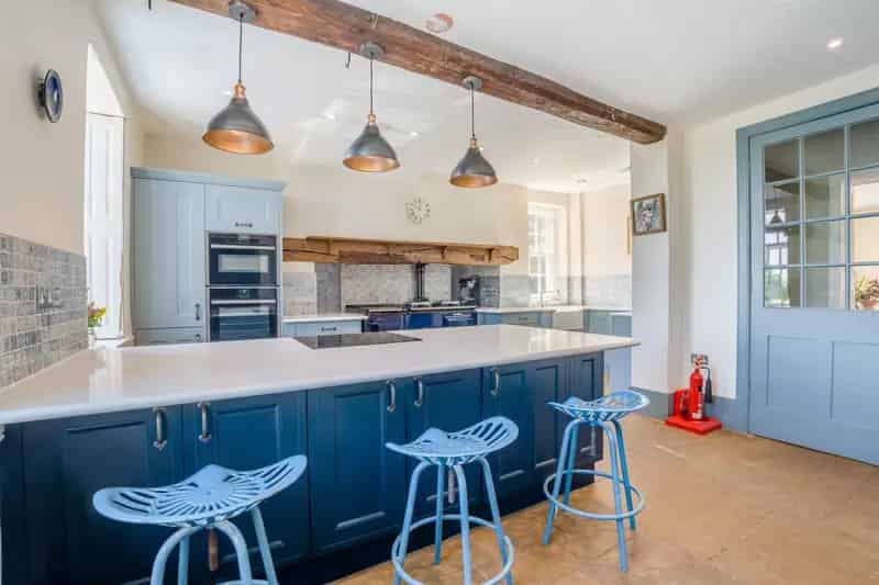 7 Bedroom Detached House for Sale with 32 Acres