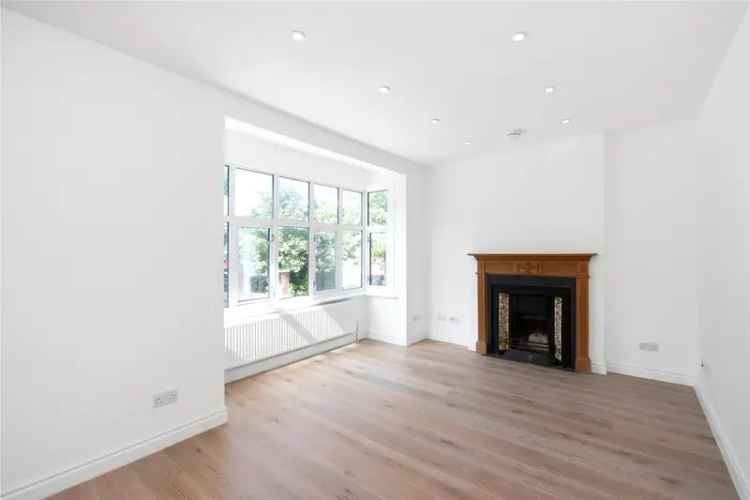 3 Bedroom Flat Apartment in London North Kensington