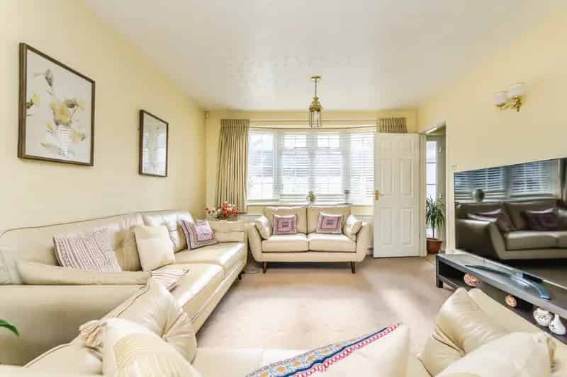 Spacious Four-Bedroom Detached House Surrey Borders No Onward Chain