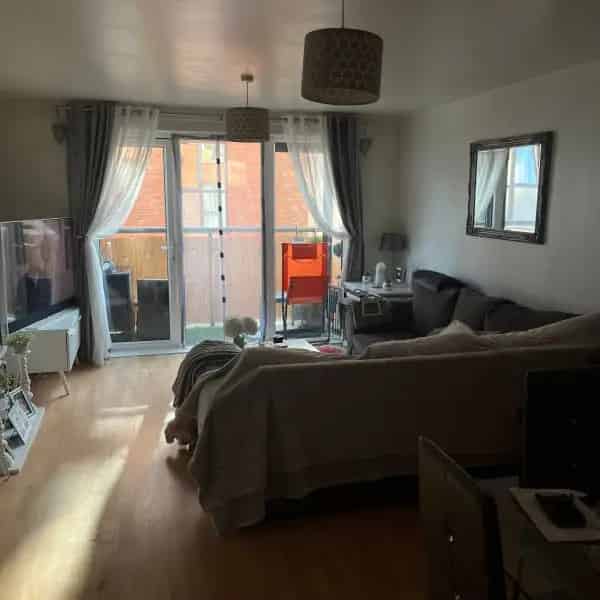 2 Large Bedroom Apartment with Balcony and Lift Access