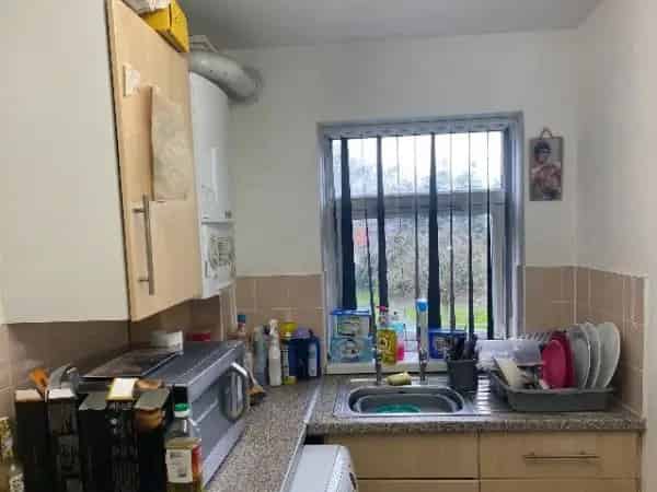Spacious 1-Bedroom Flat in Shirley Near Park