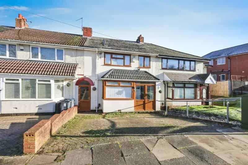 3 Bedroom House with Garden Off Road Parking Near Schools