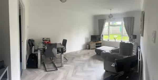 1 Bed GFF Flat Town Centre Parking Gardens