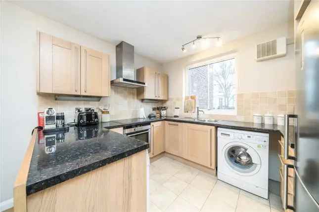 Flat to rent in Chepstow Villas, London W11