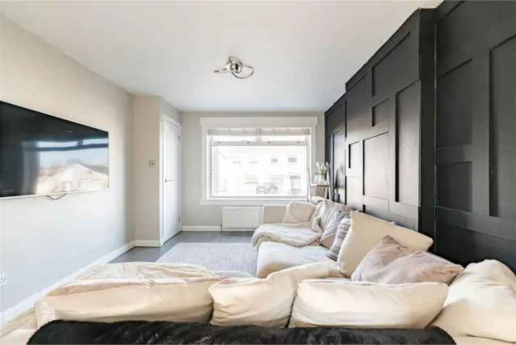 2 Bed Semi Detached House with Garden and Driveway