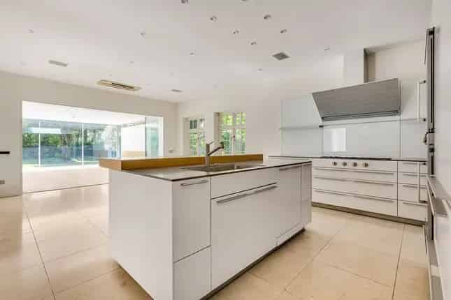 Detached House for Sale in London SW15