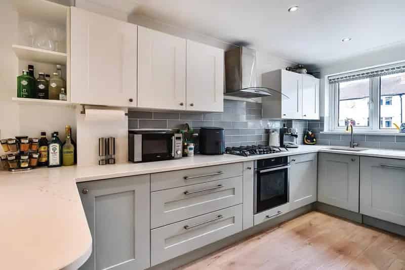 2 Double Bedroom House with Garden and Off Street Parking Near Mainline Station
