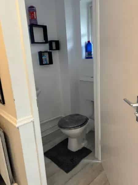 2 Double Bedroom House Near Park Schools Shops
