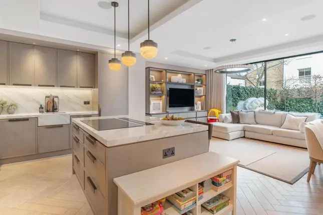 Six Bedroom Lion House Peterborough Estate London SW6