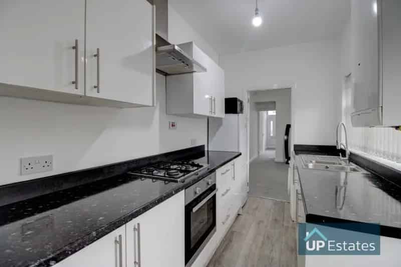2 Bedroom End Terrace House to Rent - Renovated, CCTV, Usable Loft