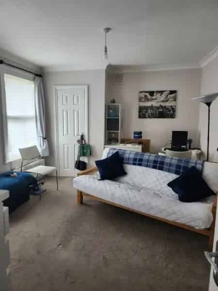 3rd Floor Studio Flat Female Only Excellent Transport Links