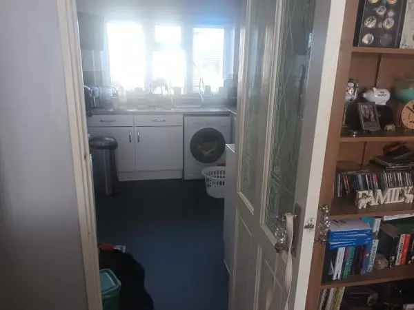 Large 1 Bedroom Ground Floor Flat with Garden and Parking