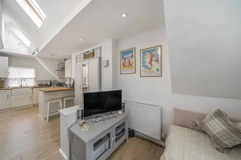 Studio Apartment for Sale in Bedford Hill near Central London