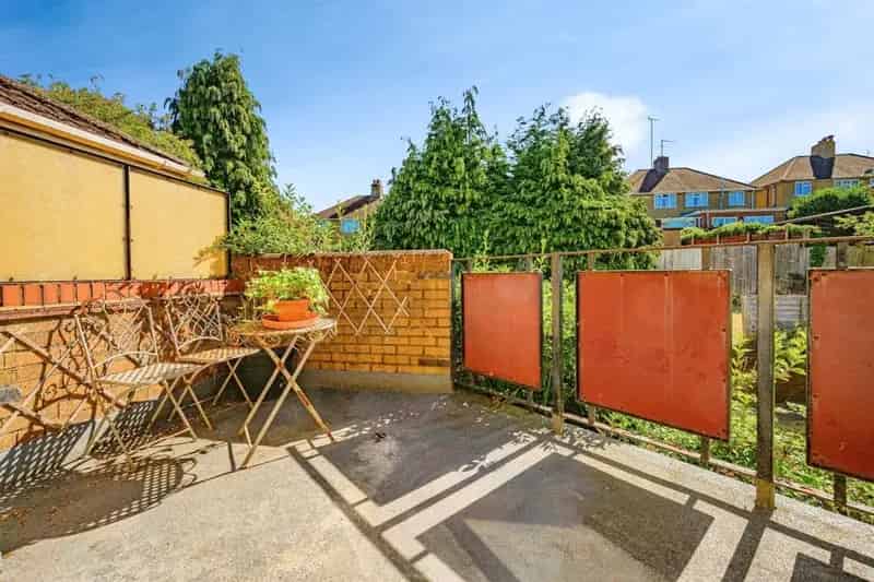 One Double Bedroom Maisonette Near Hemel Hempstead Station