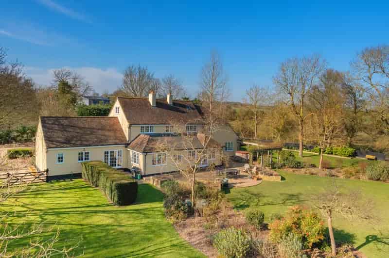6-Bedroom Detached House with 1.25-Acre Plot and 4000 Sq Ft of Living Space