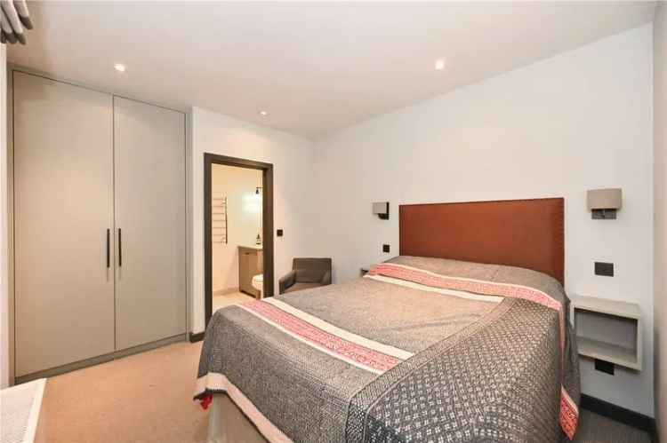 3 Bedroom Maisonette near Brixton - Modern Design & Period Charm