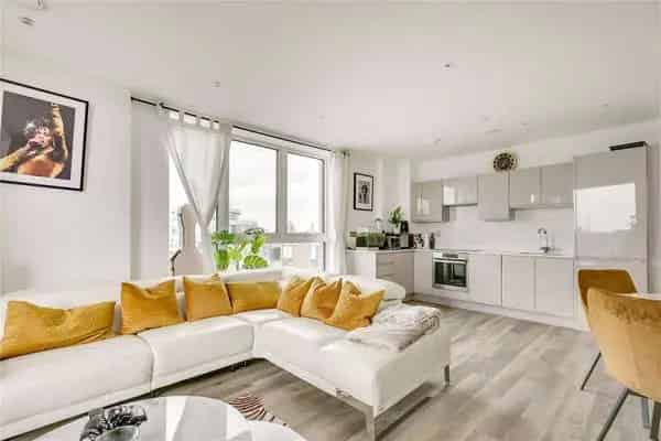 Two-Bedroom Modern Apartment with London Skyline Views