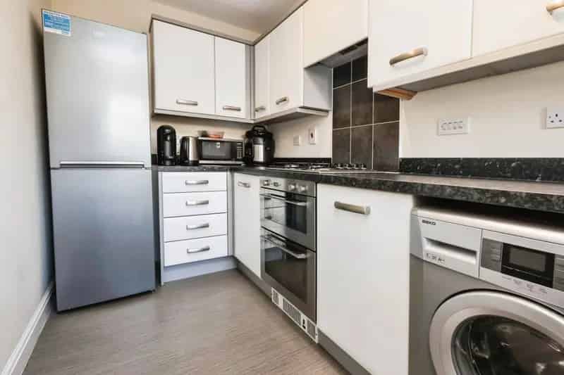 2-Bed House with Garden and Driveway Parking