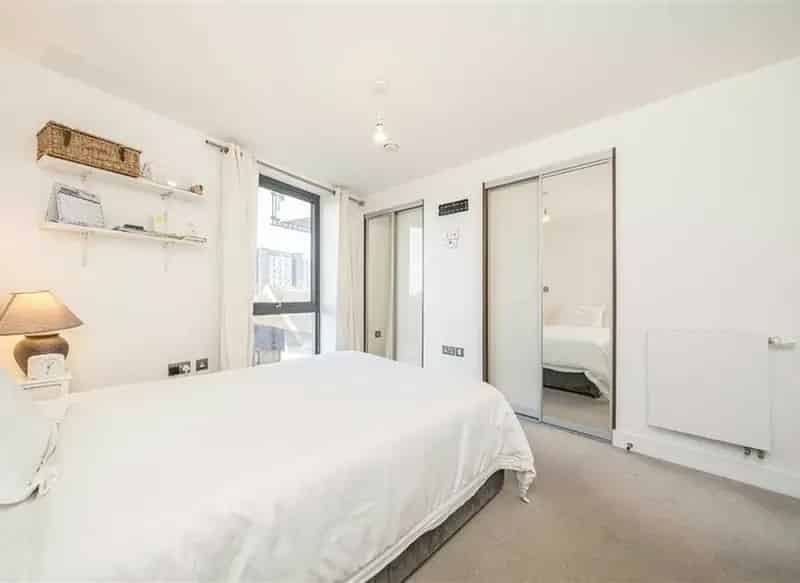 Modern 2-Bedroom Apartment with Balcony and Roof Terrace