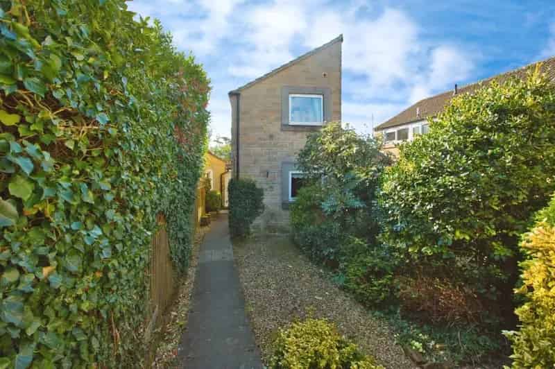 2/3 Bedroom Link Detached House with Garage and Garden
