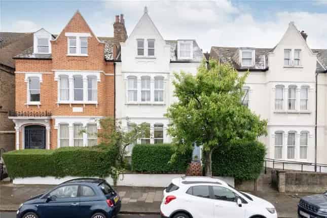 Spacious 5-Bedroom Victorian House for Sale