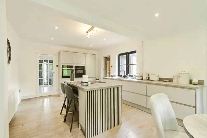 3-Bedroom Detached House with Modern Kitchen and Garage