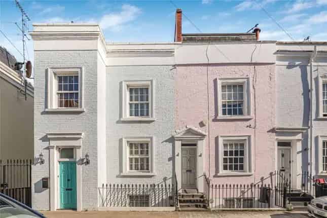End Terrace House for Sale in Chelsea SW10