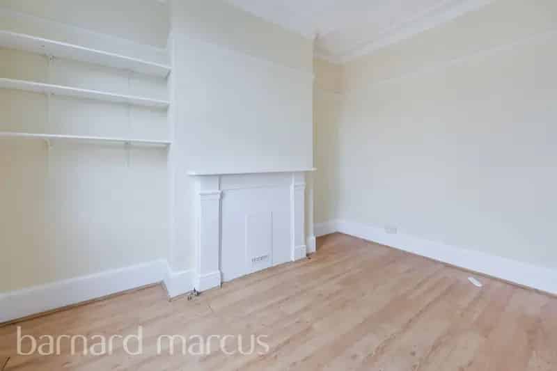 Ground Floor Studio Flat Southfields Open Plan Living Close to Station