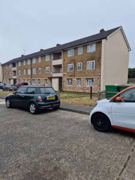 2 Double Bedroom Ground Floor Flat Near Tadworth