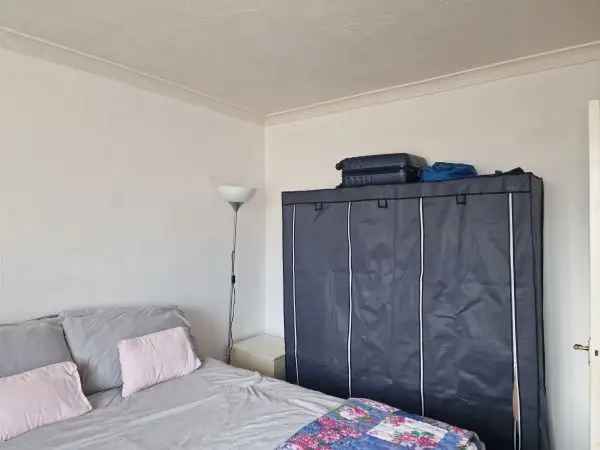 Flat For Rent in Reigate and Banstead, England